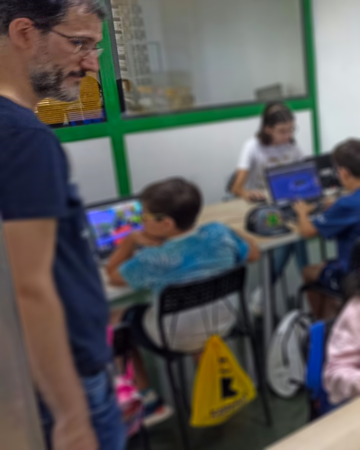 Héctor impartiendo clase